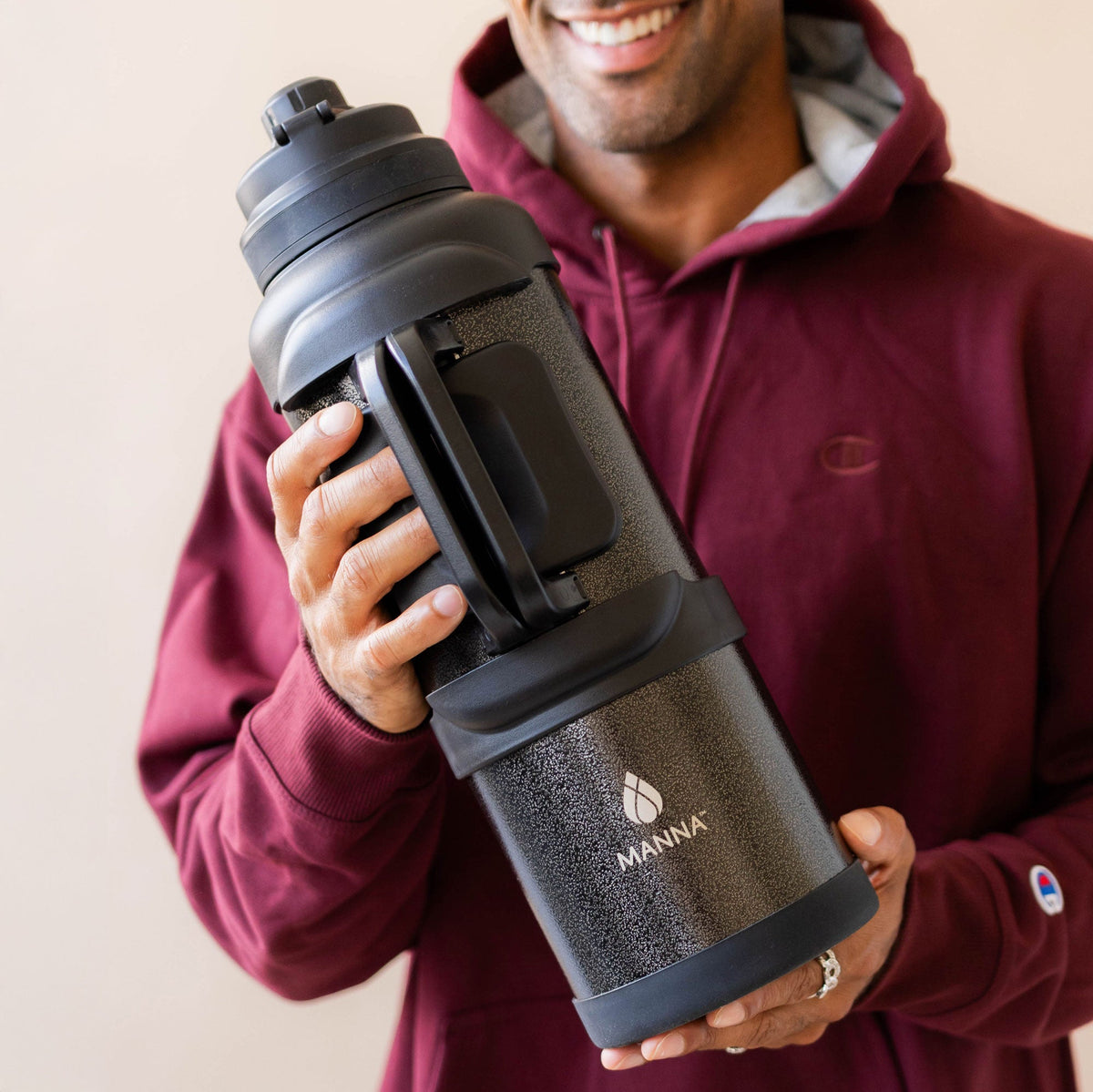 4l-titan-bottle-135-oz-c6 5Manna_Website_Lifestyles-29.jpg